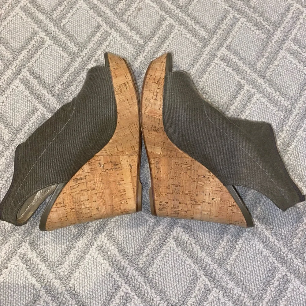 Stuart Weitzman platform stretch wedge sandal olive green size 8.5